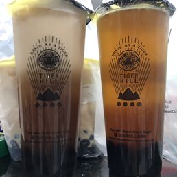 L: Brown sugar black tea R: brown sugar green tea L: Brown sugar black tea R: brown sugar green tea