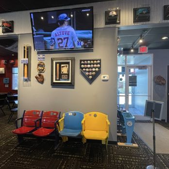 Mama's Pizza - Decor - Pizza Near Me - Omaha, Nebraska
