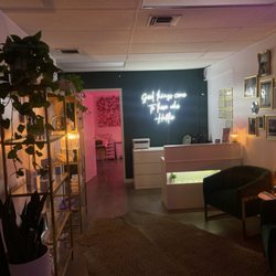 Ari’s Waxing Lounge