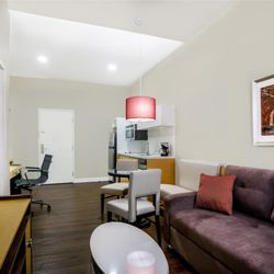 Hawthorn Suites By Wyndham Mcallen - 1 King Bed Deluxe Suite