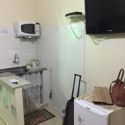 Pousada Chez Nous - Mini-cozinha no quarto com frigobar, microondas e cafeteira.