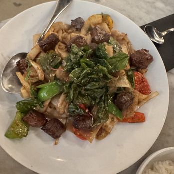 White Elephant - Drunken Noodle - Thai Near Me - Los Angeles, California White Elephant - Drunken Noodle - Thai Near Me - Los Angeles, California
