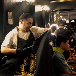 Lions Den Shaveparlor - Paul Doing what he does best