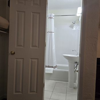 Husker Inn - full bath - room 11 - Hotels Near Me - North Platte, Nebraska