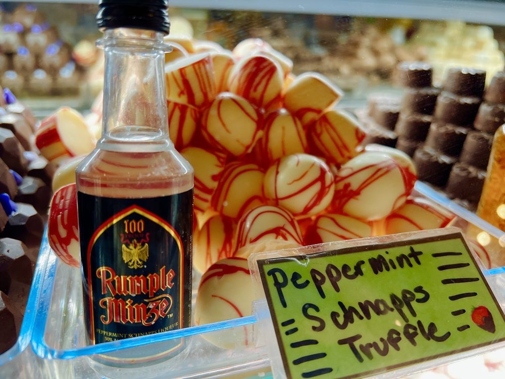 Pat and Toni's Sweet Things Logo