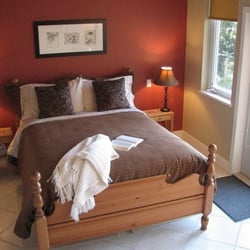 Deer Fern Ocean View Bed and Breakfast - Warm and luxurious business class accommodation in Gibsons BC Canada