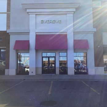 Evereve - EVEREVE Roseville Storefront - Women's Clothing Near Me - Roseville, Minnesota Evereve - EVEREVE Roseville Storefront - Women's Clothing Near Me - Roseville, Minnesota