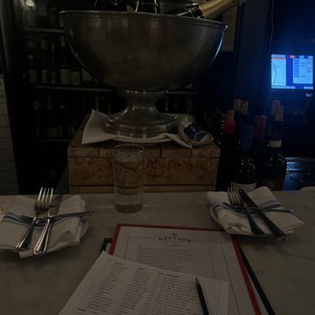 Neptune Oyster - Setting - Seafood Near Me - Boston, Massachusetts