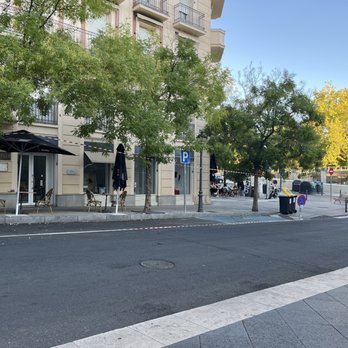 Cafe Murillo - Outside seating. - Mediterranean Near Me - Madrid, M