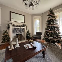 Katy House Bed & Breakfast - Living room area of Katy House Bed & Breakfast dressed up for Christmas.