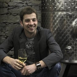 Weingut Then - Weingut Then, ein Edelstahlfass im Weinkeller