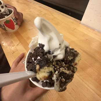 BerryLine - Frozen Yogurt with Multiple Toppings - original, mochi, oreo cheesecake - Ice Cream & Frozen Yogurt Near Me - Cambridge, Massachusetts