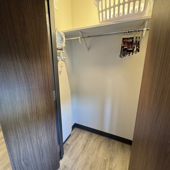 Everhome Suites - Room 204 closet - Hotels Near Me - Salem, Oregon
