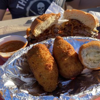 4 Hands at The District - hearthichokes & burgers - Brewpubs Near Me - Chesterfield, Missouri