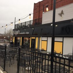 Sippis American Grill & Craft Beer - Outside seating