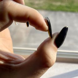 Mystique Nails & Spa - Lifting, left index finger