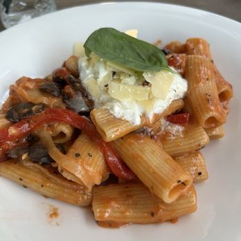 Haunted Pizano - Rigatoni allá vodka - Pizza Near Me - Jerome, Arizona