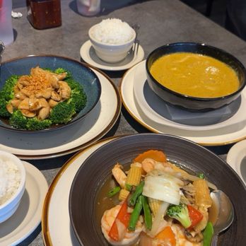 Chaam Eatery - Yellow Curry, Brocolli and Oyster Sauce, Mixed Vegetables and Chicken - Thai Near Me - Riverside, California