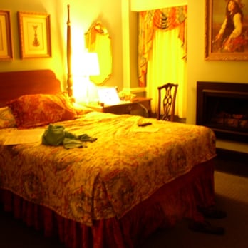 Bristol Harbor Inn - my teeny room - Hotels Near Me - Bristol, Rhode Island
