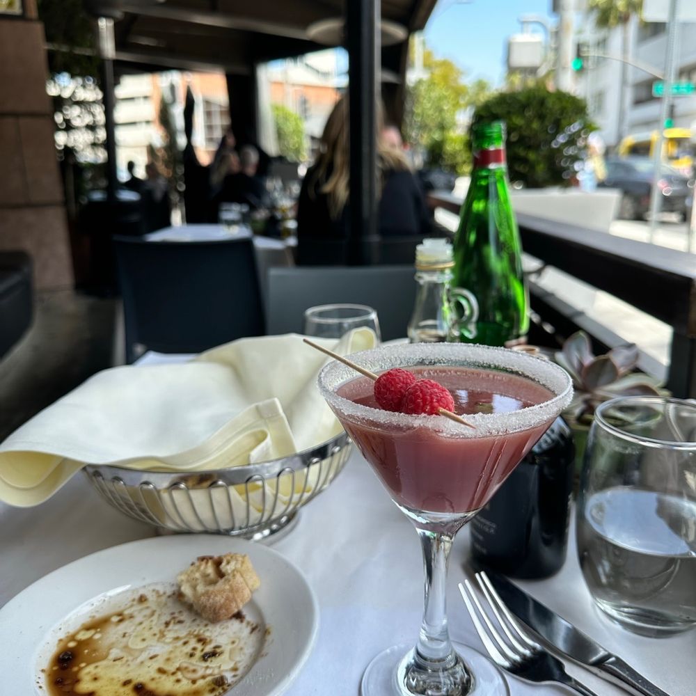 Via Alloro - Outdoor sitting area - Italian Near Me - Beverly Hills, California Via Alloro - Outdoor sitting area - Italian Near Me - Beverly Hills, California