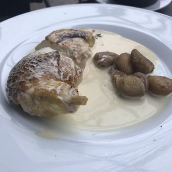Bateaux Parisiens - Chicken and chestnuts main course - French Near Me - Paris, 75 Bateaux Parisiens - Chicken and chestnuts main course - French Near Me - Paris, 75
