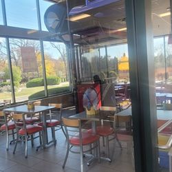 Burger King - 11/02/2024 Clean kids area nice tables for adults to sit at