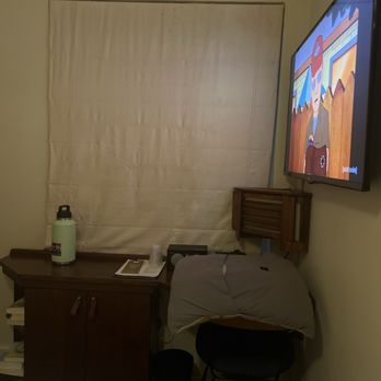 Freehand Chicago - The covered window and tv in corner - Hotels Near Me - Chicago, Illinois