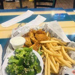 Hurricane Grill & Wings - 5 Bone-In Wings with broccoli and fries