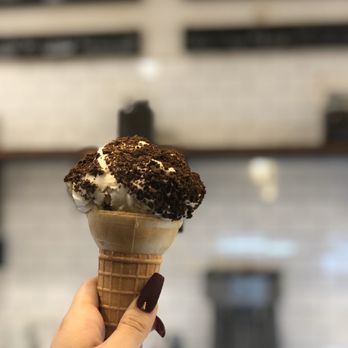 Nicholas Creamery - Vegan Cookies & Cream Ice Cream topped with Oreo crumble - Ice Cream & Frozen Yogurt Near Me - Fair Haven, New Jersey
