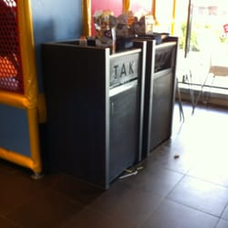 McDonald's - Klamt beskidt, og musik over 75 dB. Maden var kold, men milkshaken god.