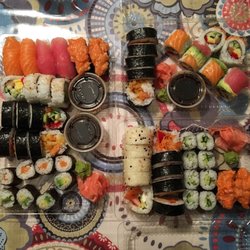 Akemi - Contenant de gauche: combo du chef. Les deux contenants de droite choix " à la carte "