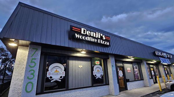 Benji’s Woodfire Pizza by null