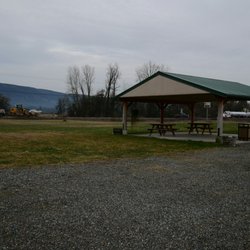 Chehalis Tribe Eagle RV Park - Shelter with a grassy area, just don't get too close to the road!