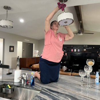 Sisters Professional Cleaning Service - Limpiando una lámpara de la cocina quedó muy bonita - Home Cleaning Near Me Sisters Professional Cleaning Service - Limpiando una lámpara de la cocina quedó muy bonita - Home Cleaning Near Me