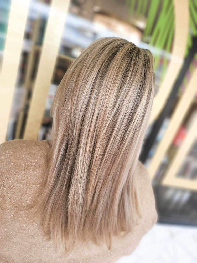 Deco Salon And Spa Image