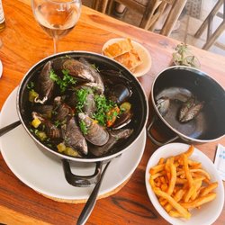 Le Petit Pointu - Mussels frites & Rosé
