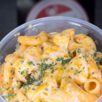 Belly's Sliders & Wings - a bowl of macaroni and cheese - Food Trucks Near Me - Carson, California