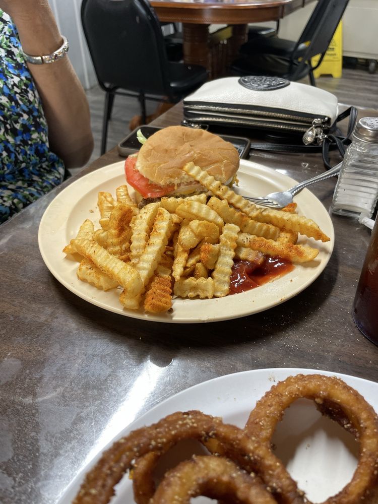 Mom & Pop's Cafe & Country Store