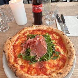 Mother - Yummy prosciutto pizza