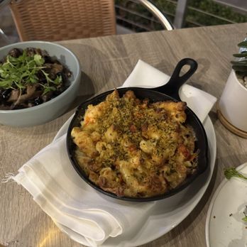 Haven's Harborside - Balsamic mushrooms, lobster Mac and cheese, broccolini - Cocktail Bars Near Me - Wailuku, Hawaii