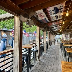 Lee's Landing Dock Bar - Outdoor space
