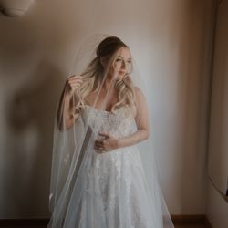 Studio Inspire Bridal - Wedding dress and veil