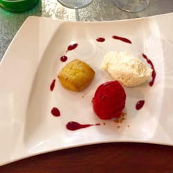 Chez Yannick - Dessert de la formule: biscuit pistache mousse mascarpone sorbet cerise