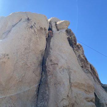 Cliffhanger Guides - Crack climb - Climbing Near Me - Joshua Tree, California