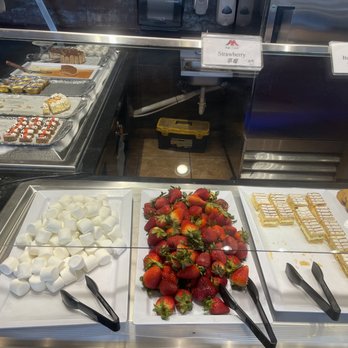 Mandarin Buffet & Grill - 5/26/23: marshmallows and strawberries to dip in chocolate fountain - Buffets Near Me - Redmond, Washington