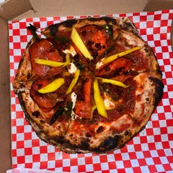 Pando Pizza - Mad Dog
Spicy and sweet! Topped with fresh mango and spicy Serrano peppers.