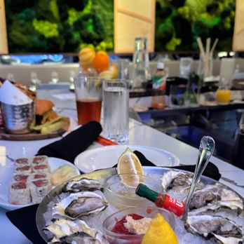 1776 Morristown - raw oysters, spicy tuna sushi roll, aged beef burger and hand cut fries - Bars Near Me - Morristown, New Jersey
