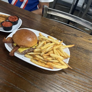 Franklin Beerworks - Cheeseburger & fries - Brewpubs Near Me - McGregor, Texas Franklin Beerworks - Cheeseburger & fries - Brewpubs Near Me - McGregor, Texas