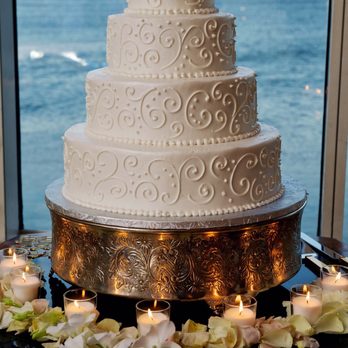 Francesco's Bakery - Beautiful for a basic wedding cake. - Bakeries Near Me - Hicksville, New York