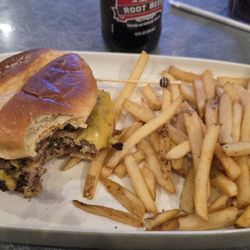 Dave & Buster's Westlake - Cleveland - Dave's burger